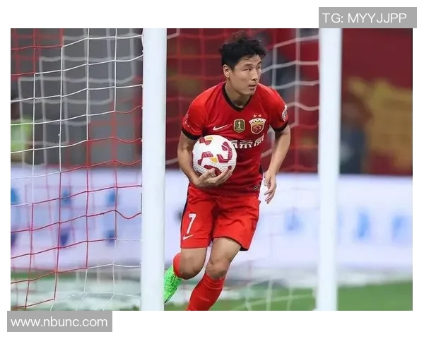 武磊精彩头球助力上海海港再创佳绩展现球队强大实力 武磊精彩头球助力上海海港再创佳绩展现球队强大实力